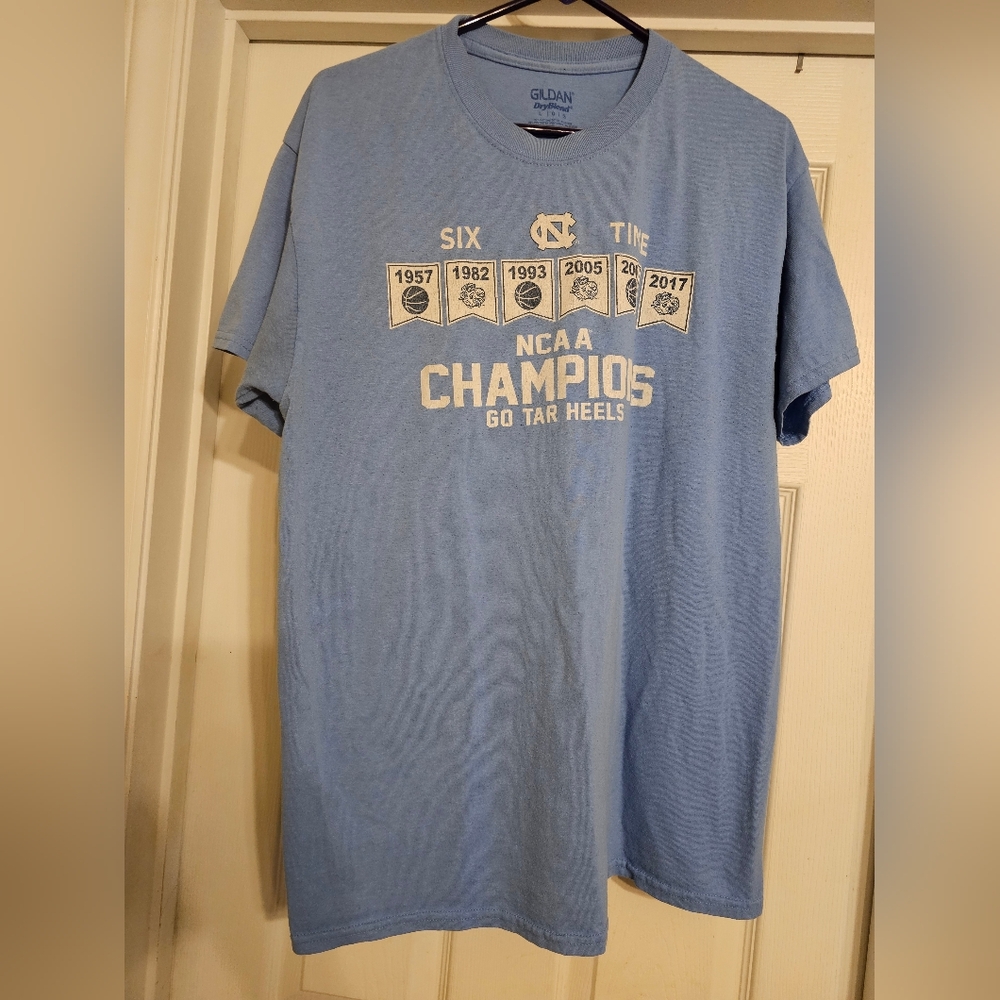 North Carolina Tar Heels T-shirt. Size: L.